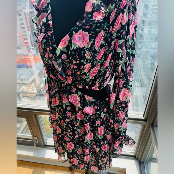 🆕 AMUR 🧿 X REVOLVE NWOT Sleeveless V Neck Pleat Floral Romper Size 8 - Picture 7 of 16